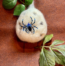 Load image into Gallery viewer, Beaded Blue Spotted Spiderling