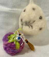 Load image into Gallery viewer, Beaded Eye Ball Spiderling