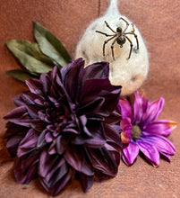 Load image into Gallery viewer, Beaded Metal Filigree Spiderling