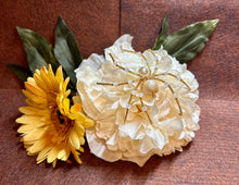 Load image into Gallery viewer, Peach Pearl Beaded Spider