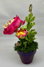 Load image into Gallery viewer, Single Ranunculus Skull Flower Pot with Pink Glass Mini Spider