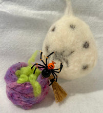 Load image into Gallery viewer, Beaded Pumpkin King Spiderling