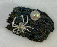 Load image into Gallery viewer, Carborundum Display with Faceted Clear Quartz Spiderling

