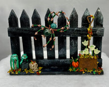 Load image into Gallery viewer, Medium Hand Painted Wooden Fence with Indian Agate Spider
