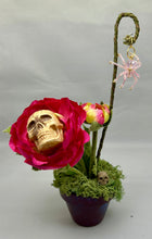 Load image into Gallery viewer, Double Ranunculus Skull Flower Pot with Pink Glass Mini Spider
