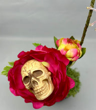 Load image into Gallery viewer, Double Ranunculus Skull Flower Pot with Pink Glass Mini Spider
