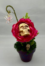 Load image into Gallery viewer, Single Ranunculus Skull Flower Pot with Pink Glass Mini Spider
