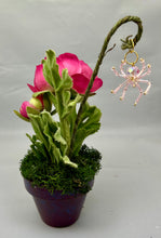 Load image into Gallery viewer, Single Ranunculus Skull Flower Pot with Pink Glass Mini Spider
