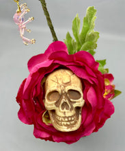 Load image into Gallery viewer, Single Ranunculus Skull Flower Pot with Pink Glass Mini Spider

