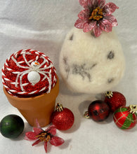 Load image into Gallery viewer, Beaded Snowman Spiderling
