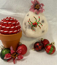Load image into Gallery viewer, Beaded Christmas Sparkle Spiderling

