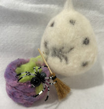 Load image into Gallery viewer, Beaded Spiderweb Spiderling
